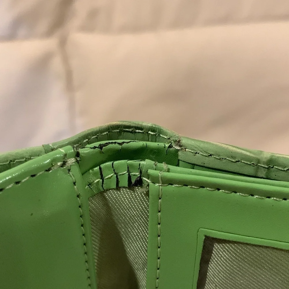 NWT w/defect.Wilson’s Bifold Wallet. Never used but has an area of cracking.‌‍‍‍
